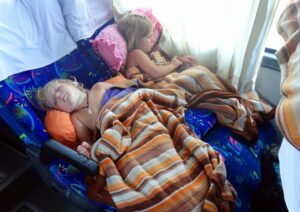 Маленьких детей вымотает путешествие на автобусе через несколько отелей | KiwiTaxi Blog