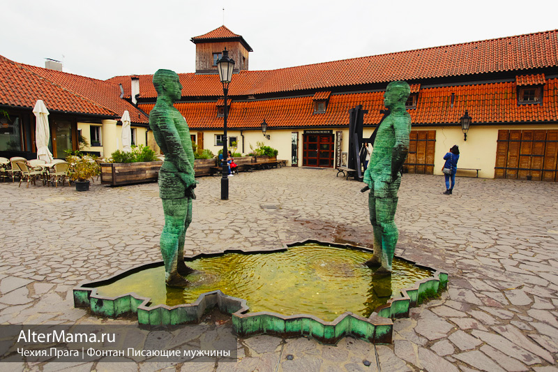 Скульптура мальчика в праге. Писающие мужчины в праге. Прага писающий фонтан. Прага писающий фонтан. Статуя кафки в праге.