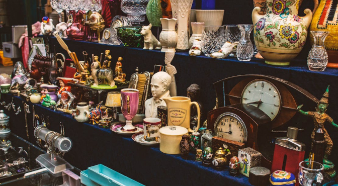 Блошиный рынок на площади Монастираки в Афинах Блошиный рынок на площади Монастираки в Афинах