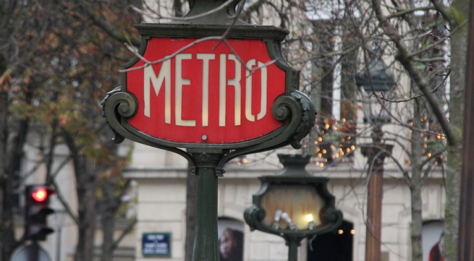 Вход в метро в Париже