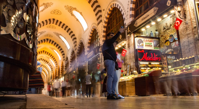 Торговые ряды на улице Истикляль в Стамбуле