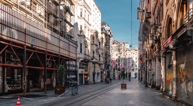 Улица Истикляль в Стамбуле утром